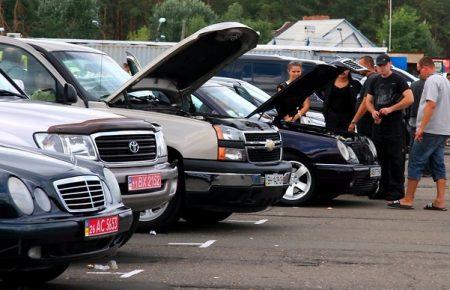 Цьогоріч українці у п’ять разів частіше почали купувати старі автівки