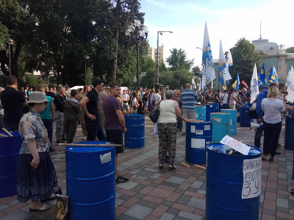 Рада зовні і всередині: що відбувається зі зняттям недоторканості з нардепів?