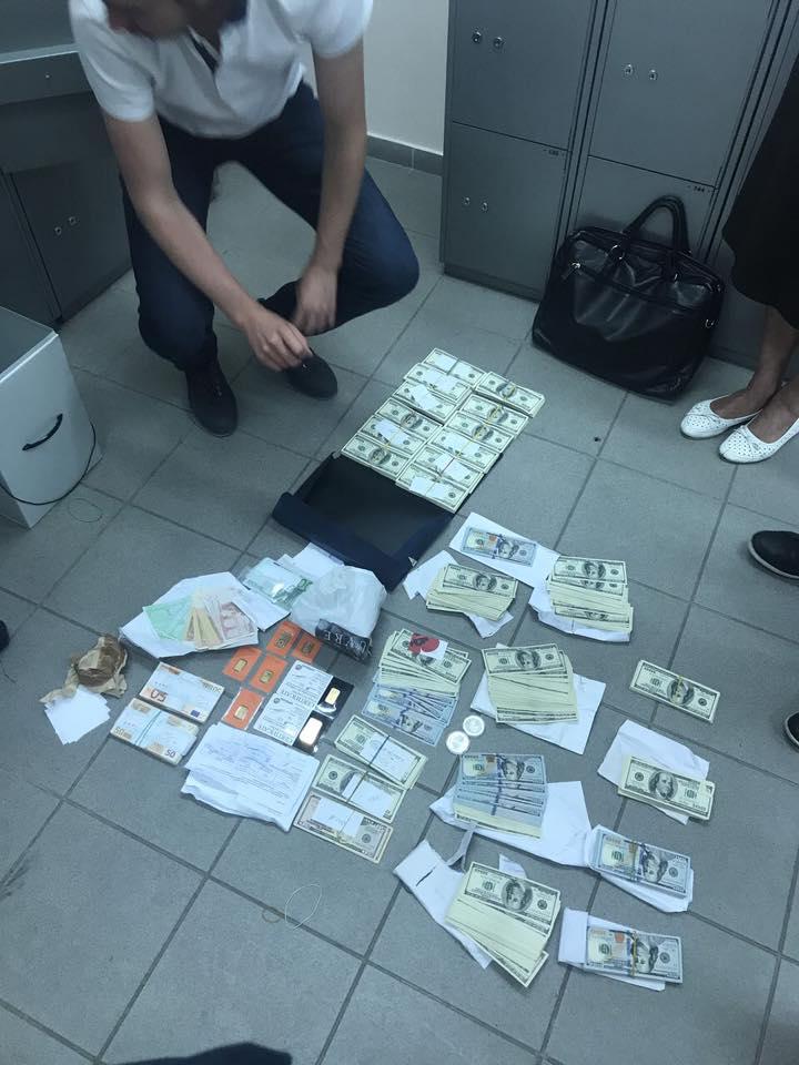 У дружини фігуранта справи про корупцію на Укрзалізниці знайшли незадекларовані понад $235 000