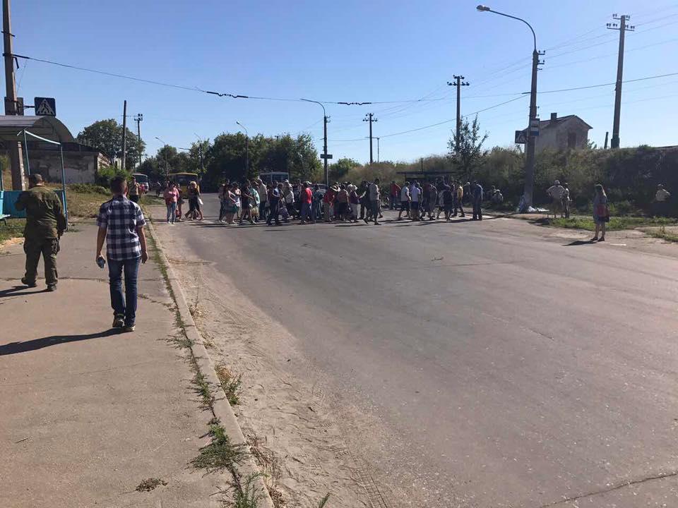 У Лисичанську місцеві мешканці заблокували рух транспорту — протестують про відключень води