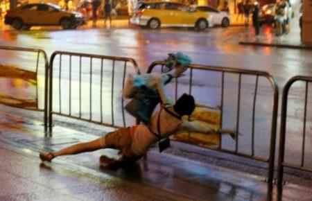 На Тайвані потужний тайфун: 40 людей заблоковані у південній частині (ВІДЕО, ФОТО)