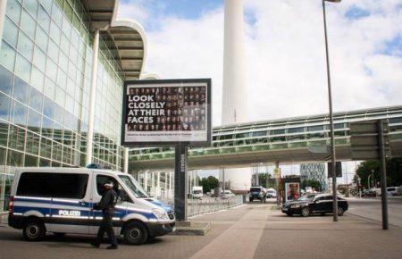 Бігборд з бійцями АТО протримався на саміті G20 майже 3 дні