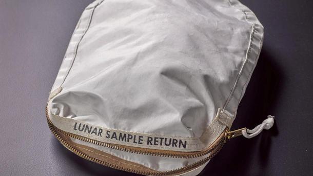 У Британії продають сумку астронавта Амстронга, в яку він збирав місячний грунт