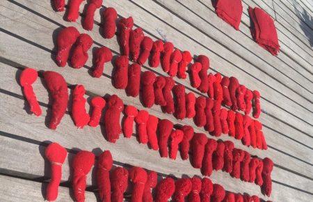 Дончанка створила 298 ляльок у память про жертв катастрофи МН-17