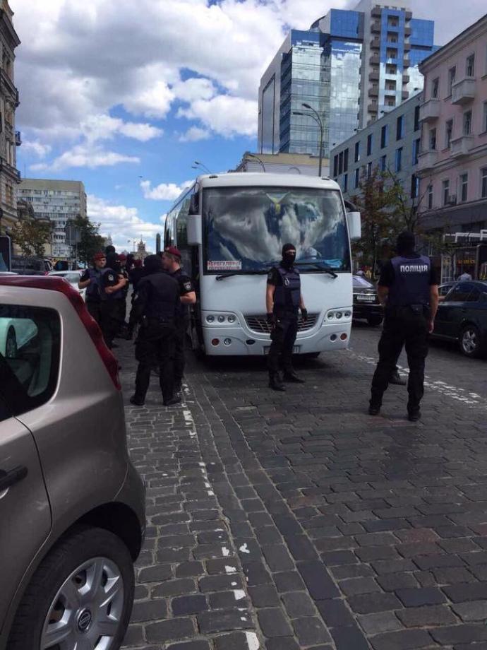 Поліція: у центрі Києва затримують групу осіб, які планували влаштувати провокації (ВІДЕО)