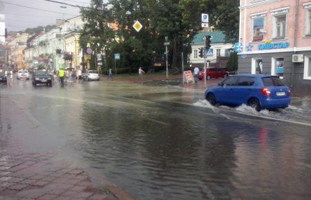 Через сильну зливу у Києві не справився з роботою колектор — соцмережі(ФОТО, Відео)