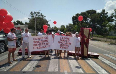 У Росії люди трунами заблокували рух по федеральній трасі на Геленджик (ФОТО, ВІДЕО)