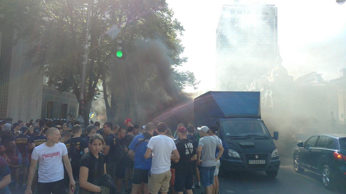 Під Радою вимагають скасування недоторканості нардепів, на Грушевського димові шашки(ФОТО, Відео)