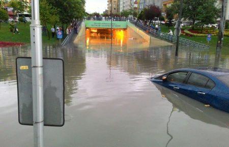 У Стамбулі через дощ закрили тунель під Босфором  (ВІДЕО)