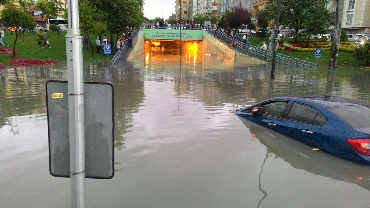 У Стамбулі через дощ закрили тунель під Босфором  (ВІДЕО)