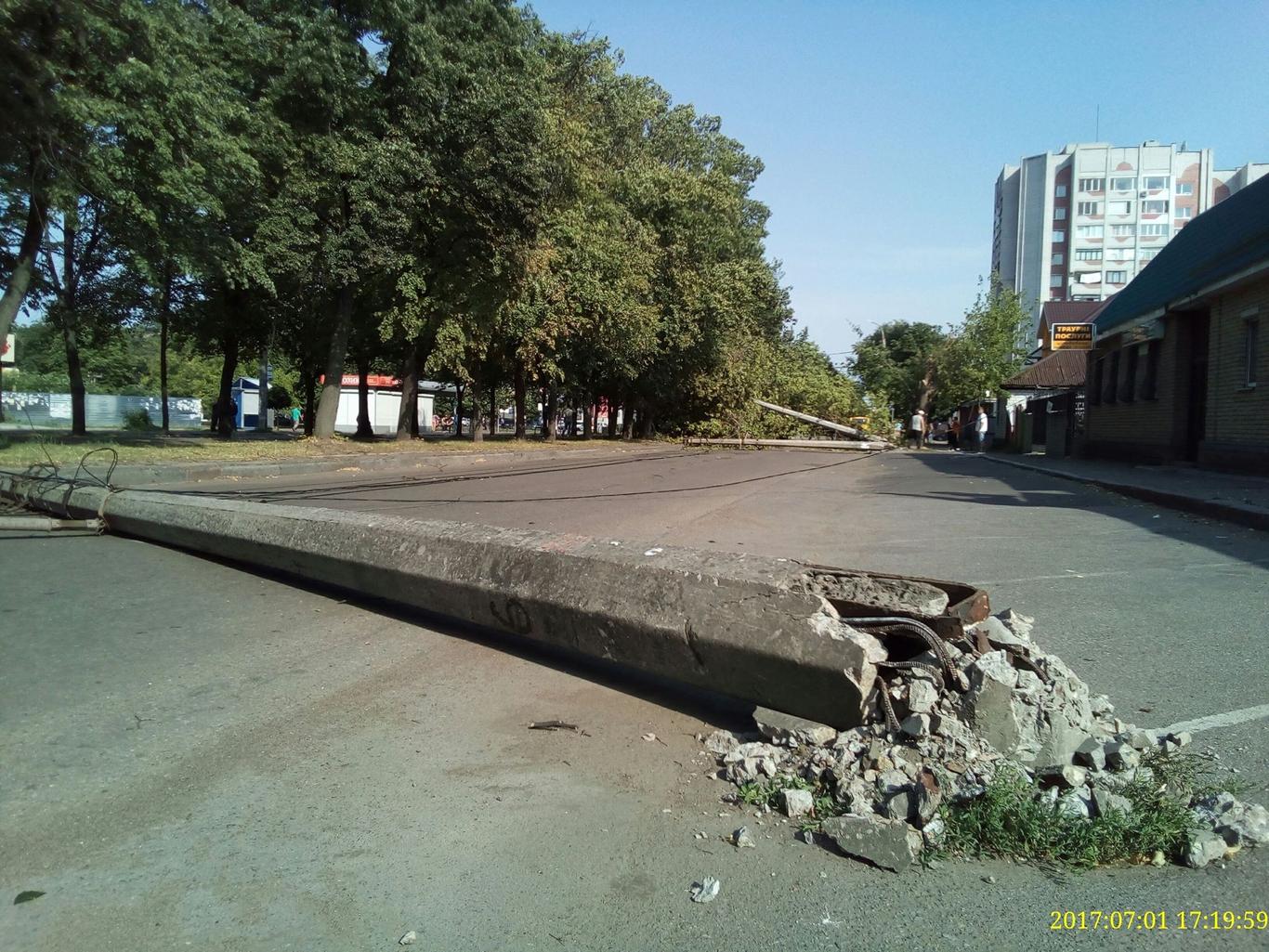 Наслідки урагану в Черкасах: вітер повалив електроопори та дерева (ФОТО, ВІДЕО)