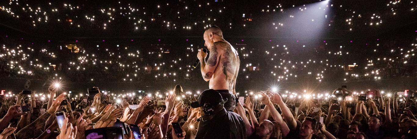 Linkin Park оприлюднив віртуальний меморіал на честь свого вокаліста з телефонами, на які можна звернутися при думках про суїцид