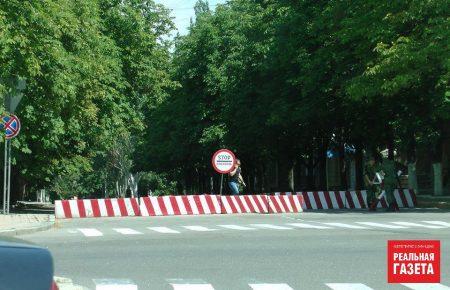 Центр Луганська обносять загородженнями (ФОТО)