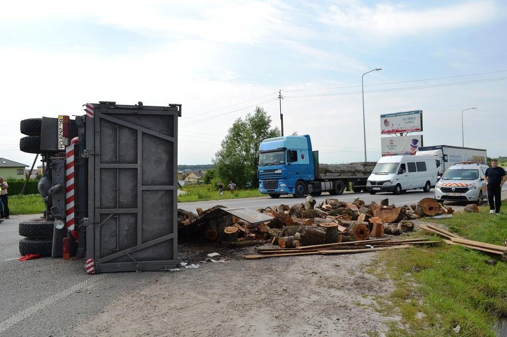 ДТП у Львові: одна людина загинула, двоє — отримали поранення (ФОТО)