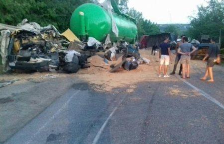 На Миколаївщині зіткнулись три вантажівки та мікроавтобус, є загиблий (ФОТО)