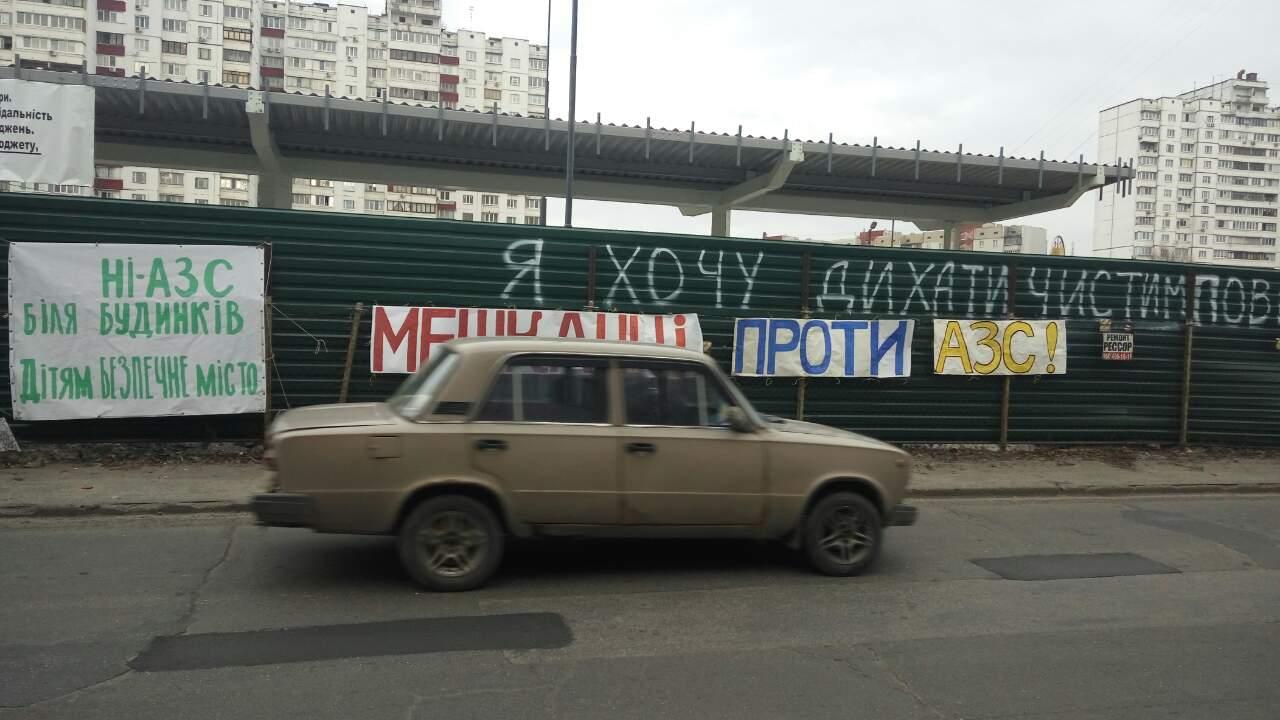 Жінка п’яту добу голодує під КМДА через будівництво АЗС біля її будинку