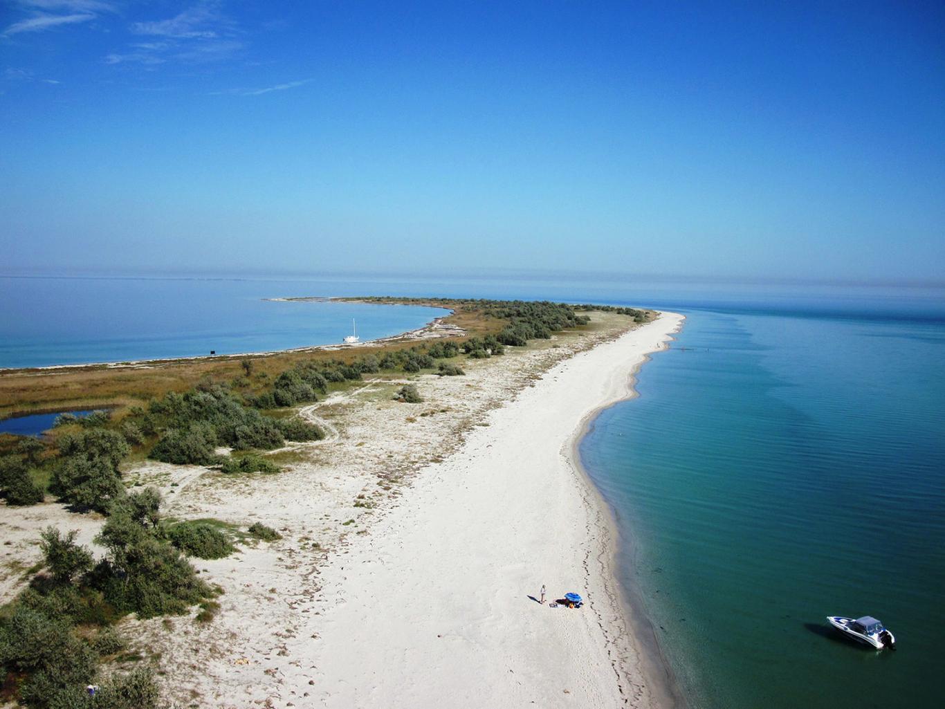 Останні запаси води, перелякані діти і шторм, — туристка розповіла деталі невдалої евакуації з острова на Херсонщині