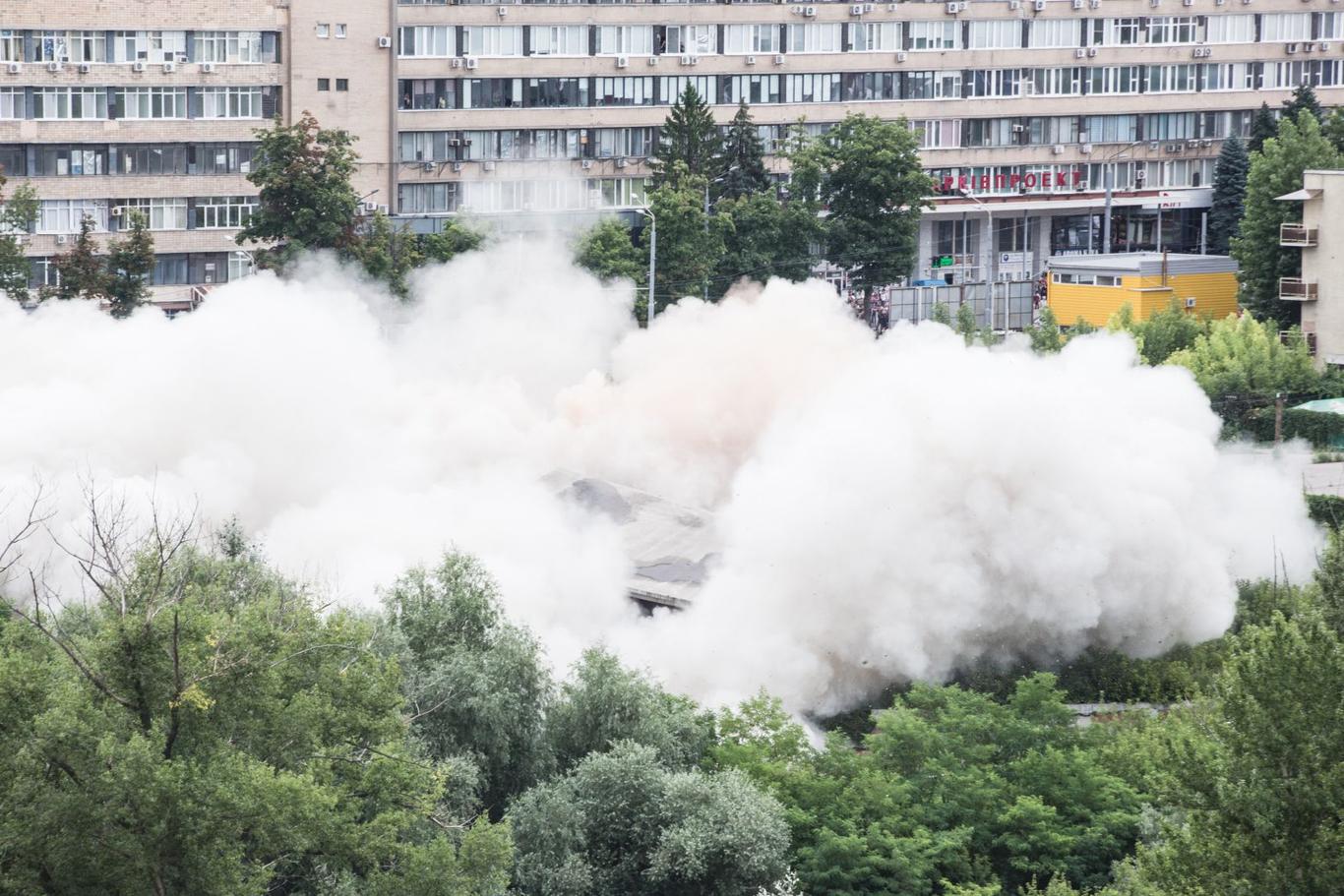 В центрі Харкова підірвали аварійний будинок (ФОТО, ВІДЕО)