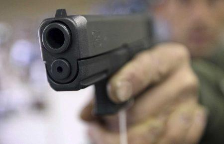 У Києві під час конфлікту чоловік відкрив вогонь по сусідах, один з них дістав поранення — поліція