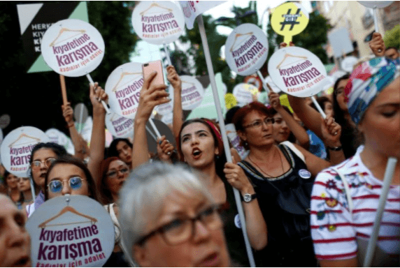 В Стамбулі сотні жінок вийшли на акцію проти насильства та ворожнечі (ФОТО)
