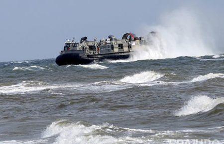 Крим: на поверхню підняли одного з моряків затонулого суховантажу