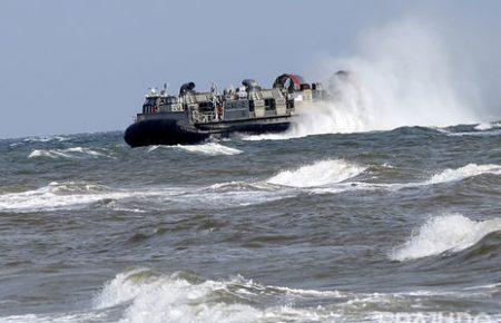 Крим: на поверхню підняли одного з моряків затонулого суховантажу