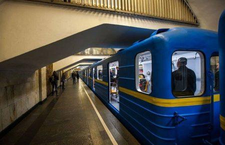 У Києві на станції метро Почайна зламався потяг