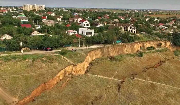 Зсув ґрунту на Одещині: будинки опинилися на краю прірви (ВІДЕО)