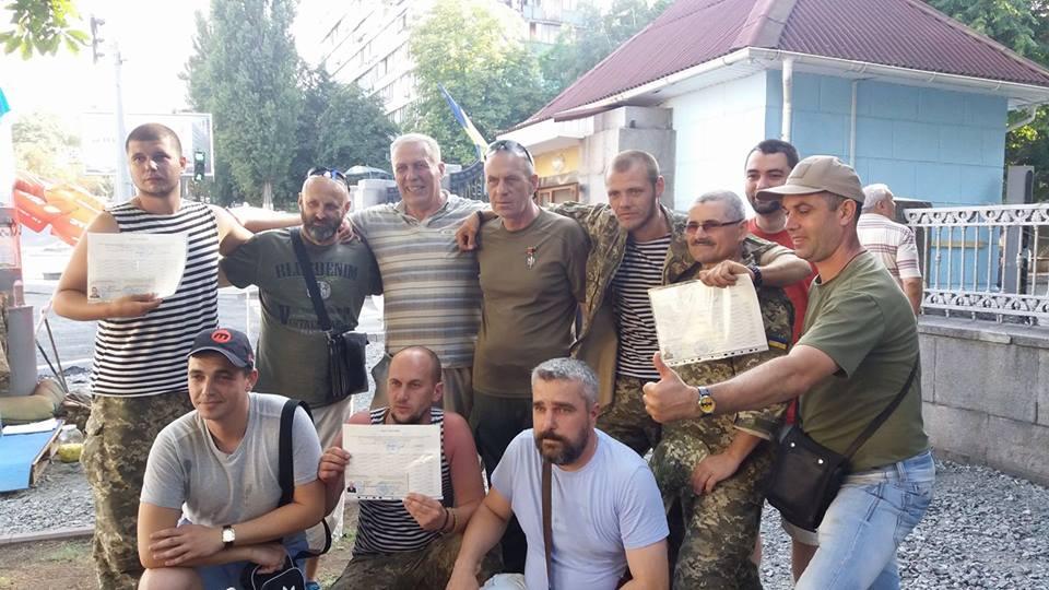 Бійці АТО, які голодували під брамою Міноборони, отримали посвідчення про участь у війні