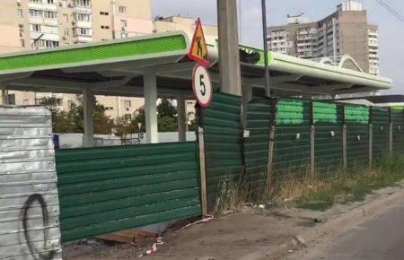 Прокуратура просить суд заборонити будівництво АЗС на вулиці Ревуцького у Києві