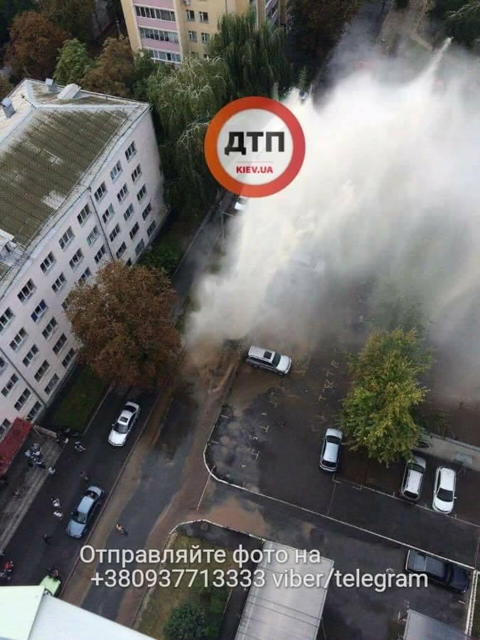 Внаслідок прориву труби у Солом’янському районі Києва було пошкоджено 2 авто (ФОТО, ВІДЕО)