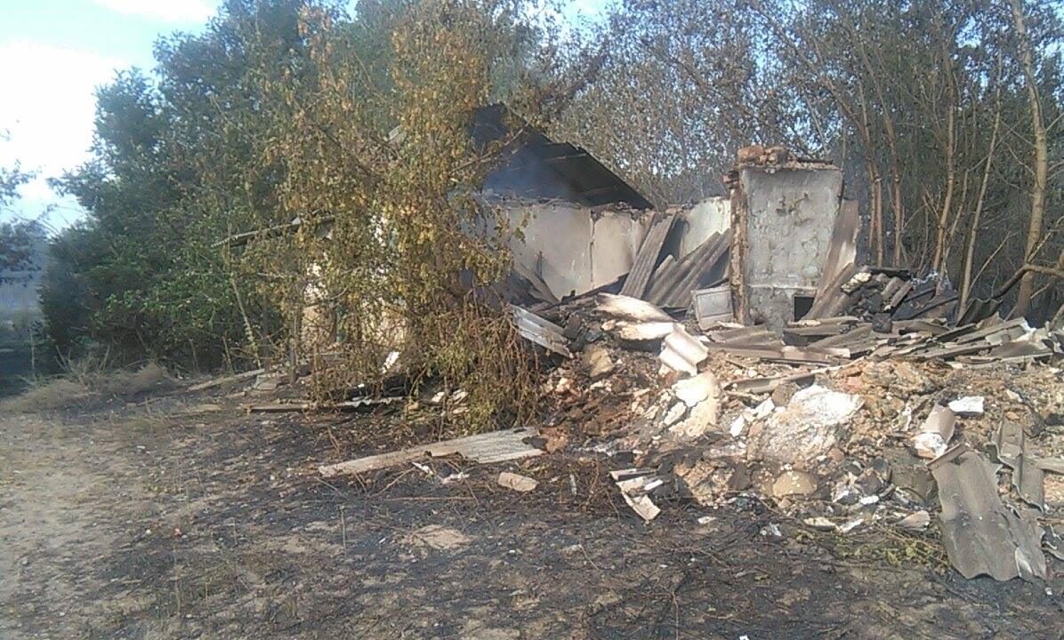 Пожежа в Станично-Луганському районі не вщухає, знищено 28 дачних будинків (ВІДЕО)