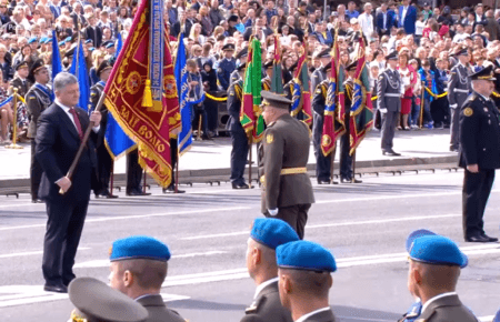 Петро Порошенко вручив бойові прапори командирам військових частин