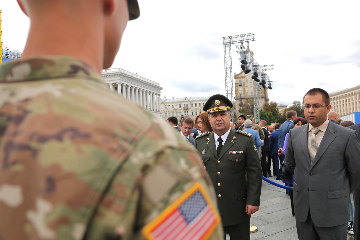 Полторак нагородив американських військових, які евакуювали людей у Львові