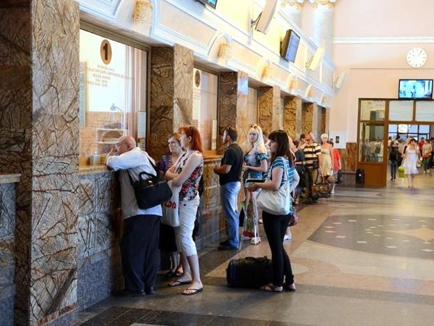 Укрзалізниця почала відшкодування пасажирам, які сім годин їхали стоячи