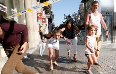 «Під час теракту ми ховались у маленькій шафі». Що розповідають свідки терактів в Іспанії?