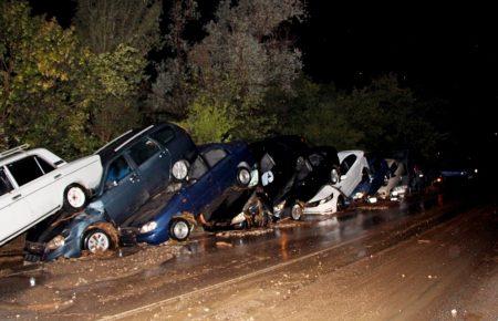 У Криму селевий потік змив з траси 15 автомобілів (ВІДЕО)