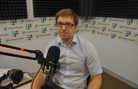 Допрацювалися: нардепи ухвалили, а Президент підписав Закон про КСУ, який суперечить чинному