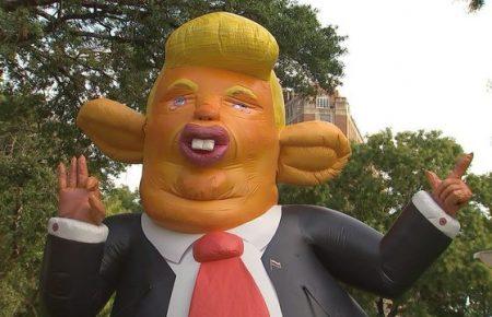 У Вашингтоні показали Трампа у вигляді великого надувного щура