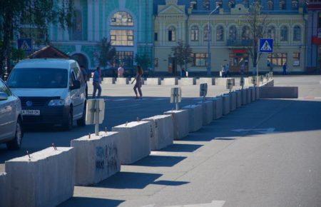 На пішохідний Контрактовій  встановили бетонні блоки та дорожні знаки (ФОТО)