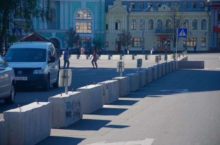 На пішохідний Контрактовій  встановили бетонні блоки та дорожні знаки (ФОТО)