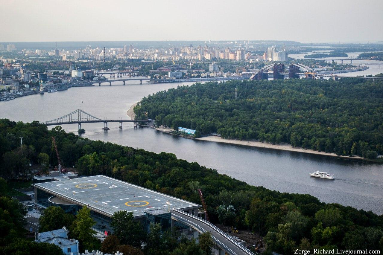 Суд арештував «вертолітний майданчик Януковича» на Парковій дорозі (ФОТО)