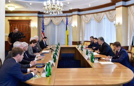 Порошенко закликав делегацію США надати озброєння та допомогти лікувати українських бійців