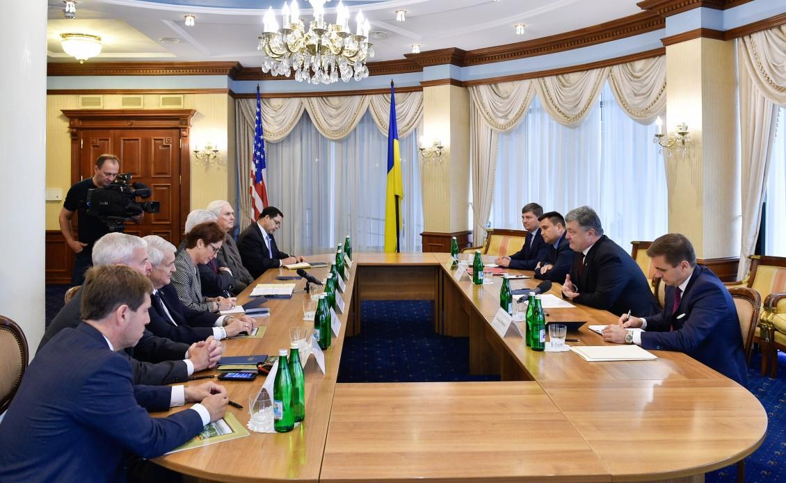 Порошенко закликав делегацію США надати озброєння та допомогти лікувати українських бійців