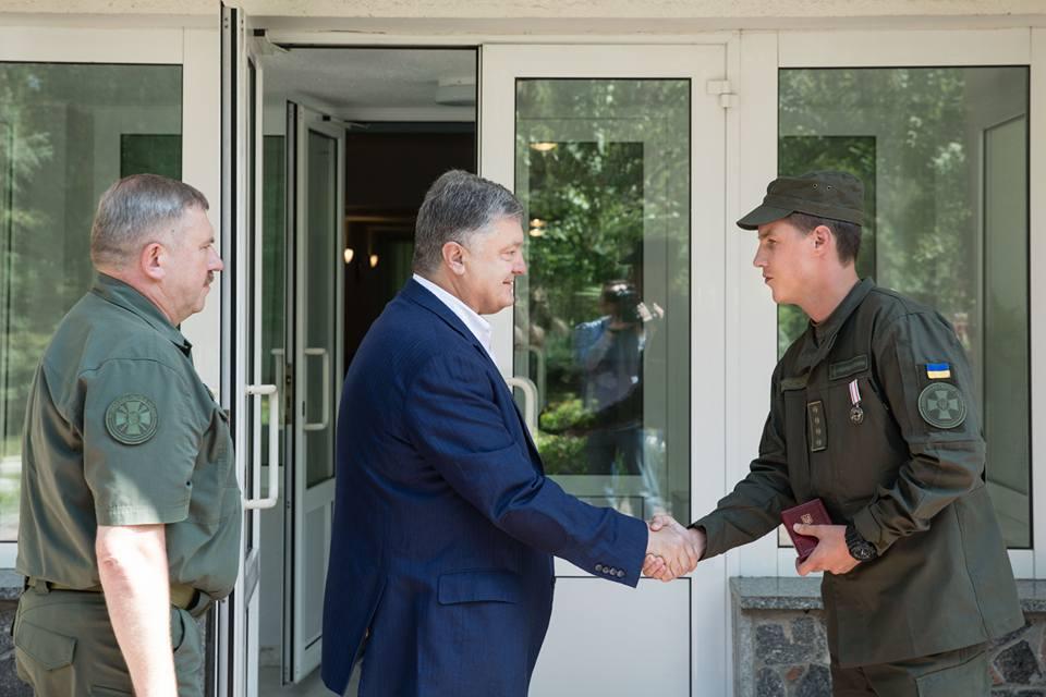 Нагородили бійця НГУ, який врятував життя постраждалій під час вибуху на Грушевського