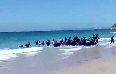 Іспанія: на пляж з відпочиваючими приплив човен з мігрантами (Відео)