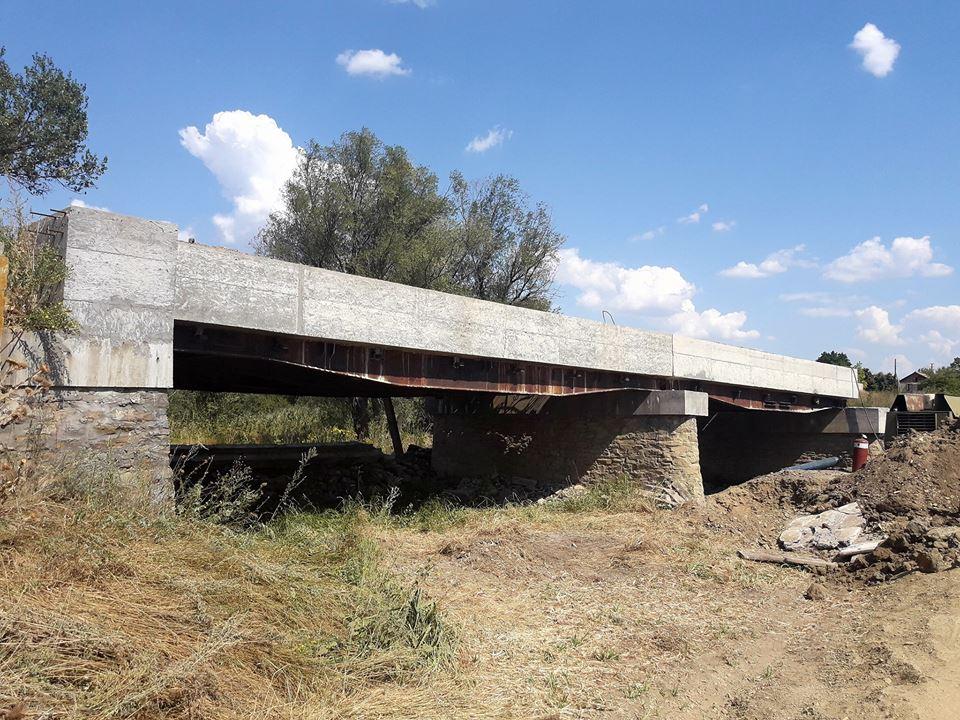 На Луганщині військові відбудовують підірваний бойовиками міст (ФОТО)