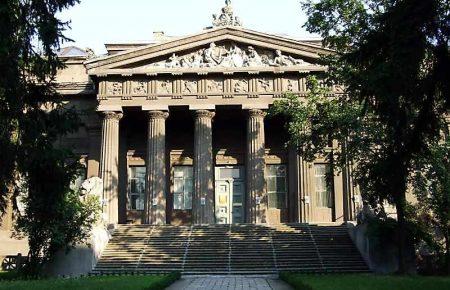 Національний художній музей України збирає кошти на реставрацію вхідних дверей