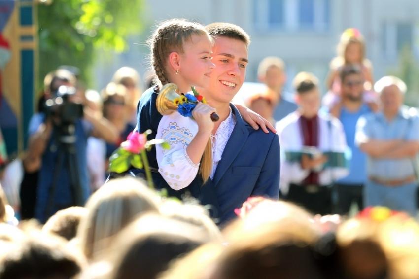 Крокуємо до мирного життя, — Порошенко про освіту на Донбасі