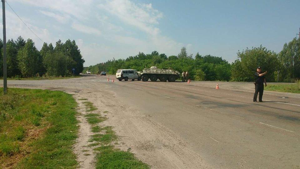 На Рівненщині БТР зіткнувся з мікроавтобусом